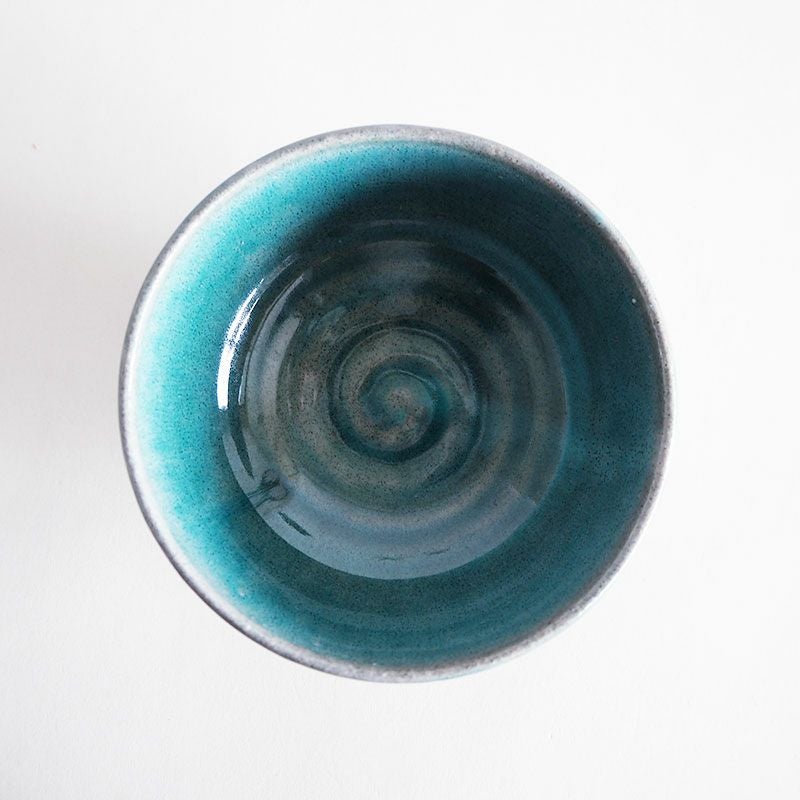 深い透明感のあるトルコブルーの釉薬