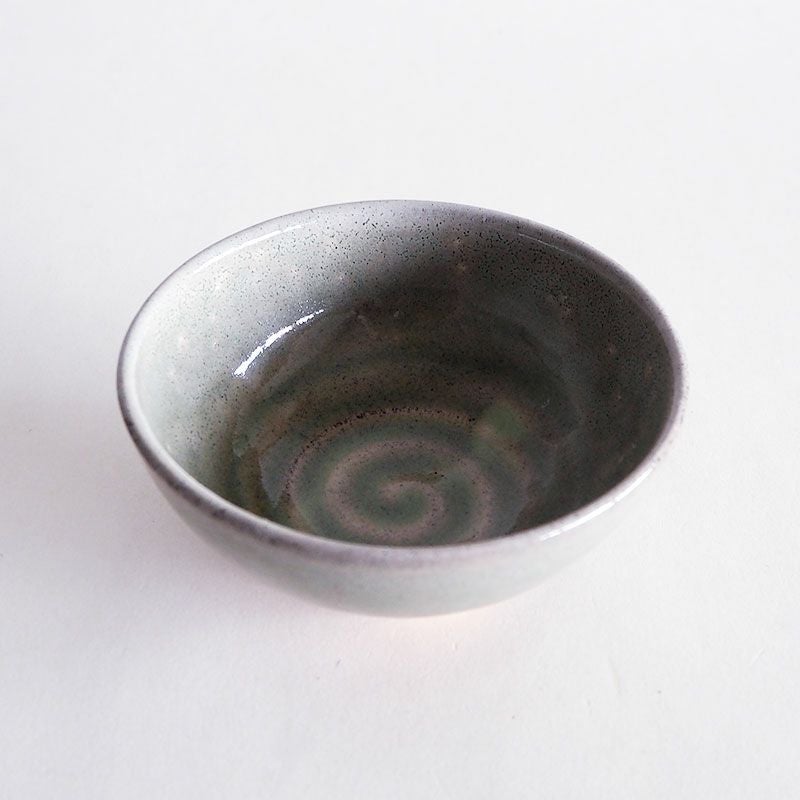 落ち着いた若草の優しい色味が印象的です