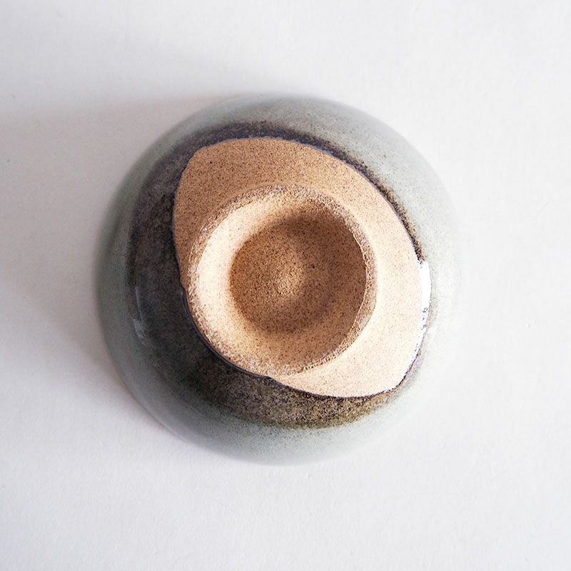 素地を生かした釉掛の掛け分けが特徴的