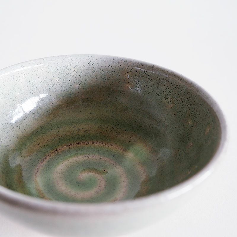 渦を巻くような釉薬の掛け方です