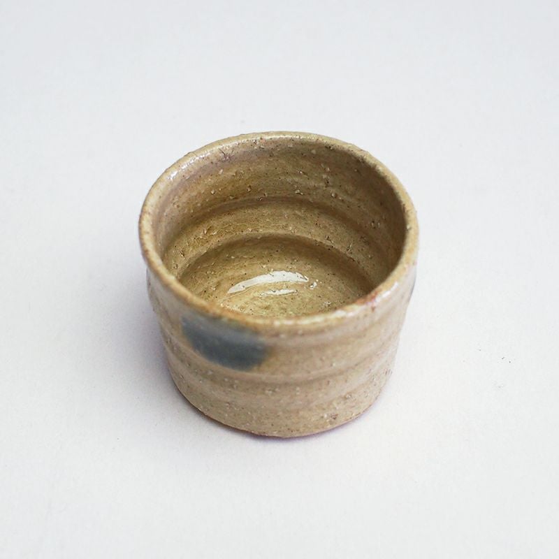 黄褐色が印象的な黄瀬戸のぐい呑み