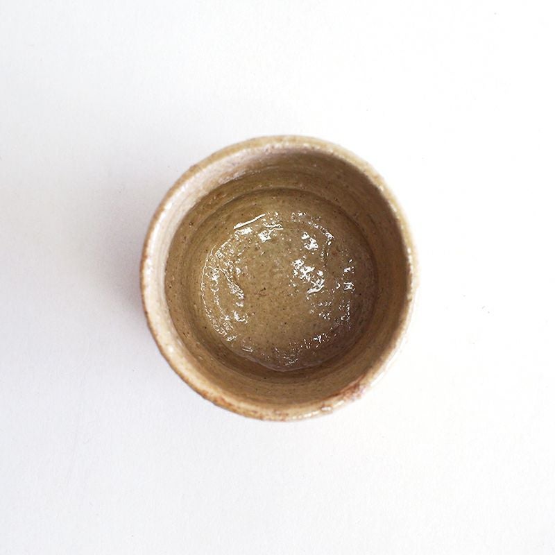 黄褐色が印象的な黄瀬戸のぐい呑み