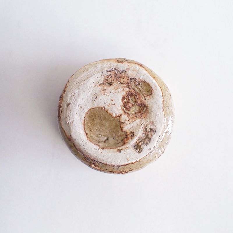 黄褐色が印象的な黄瀬戸のぐい呑み