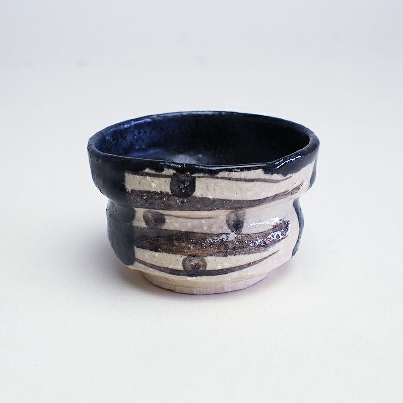 黒織部の掛け分けた黒釉が趣を出しています