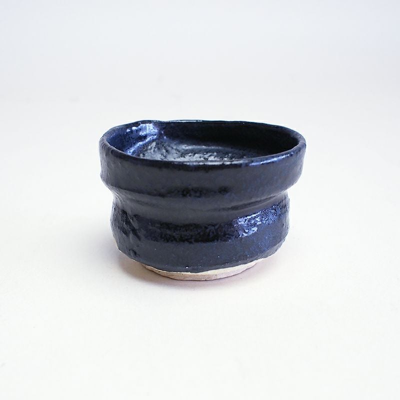 黒織部の掛け分けた黒釉が趣を出しています