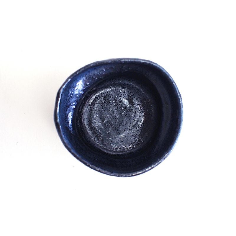 黒織部の掛け分けた黒釉が趣を出しています