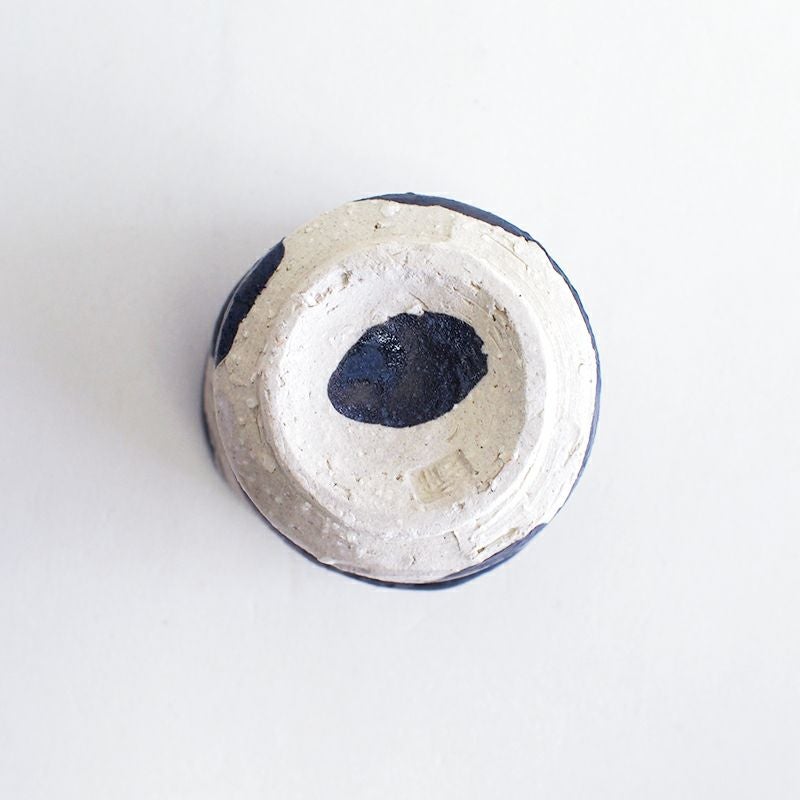 黒織部の掛け分けた黒釉が趣を出しています