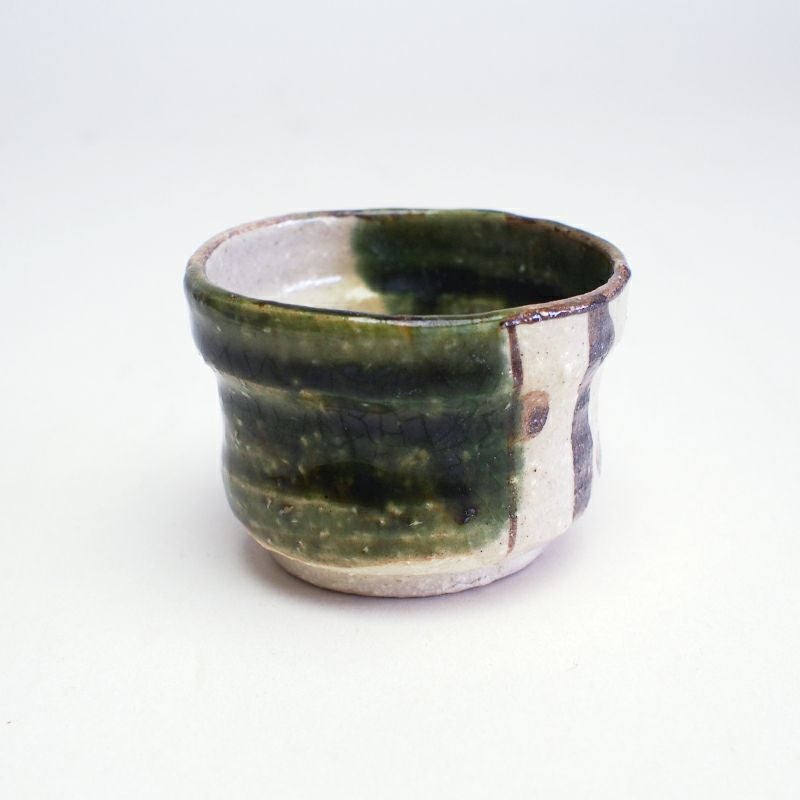 美濃焼らしさを感じる緑釉が印象的