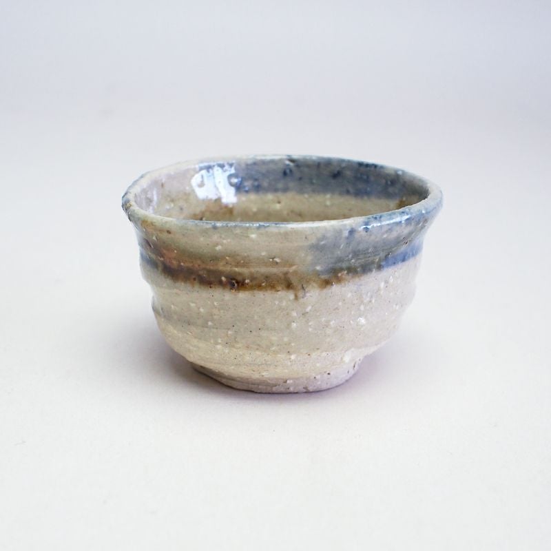 青茶白の釉薬が絶妙な色合いを醸し出しています