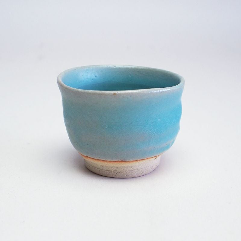 トルコブルーの釉薬が美しいぐい呑みです