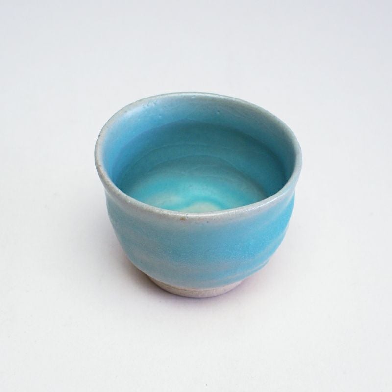トルコブルーの釉薬が美しいぐい呑みです