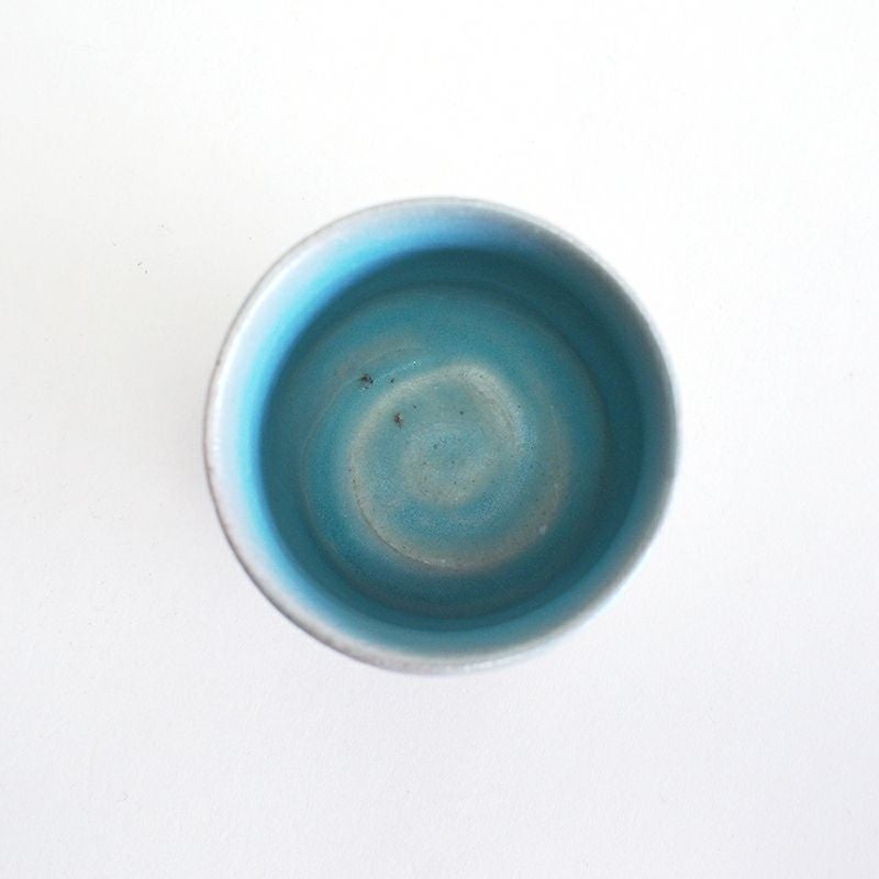 トルコブルーの釉薬が美しいぐい呑みです