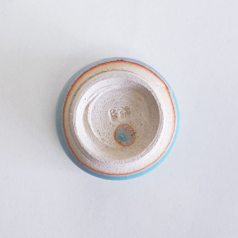 トルコブルーの釉薬が美しいぐい呑みです