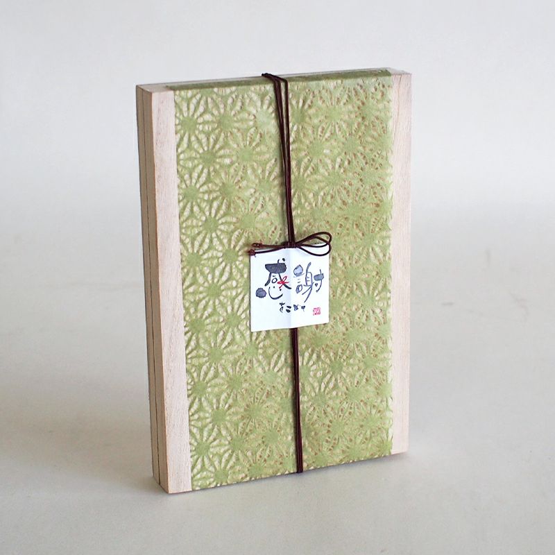 敬老の日特別仕様の木箱に入っています