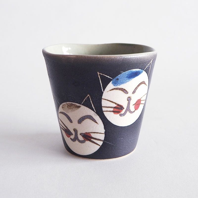 ほっこりかわいい猫が描かれたマグカップです