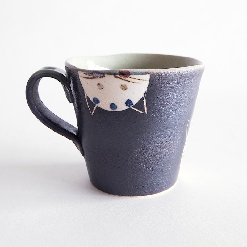 逆さまになり覗いている姿がかわいい