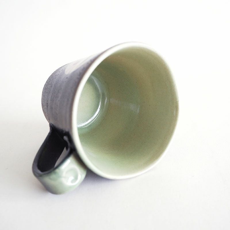 内側には淡い色合いの釉薬が掛けられています