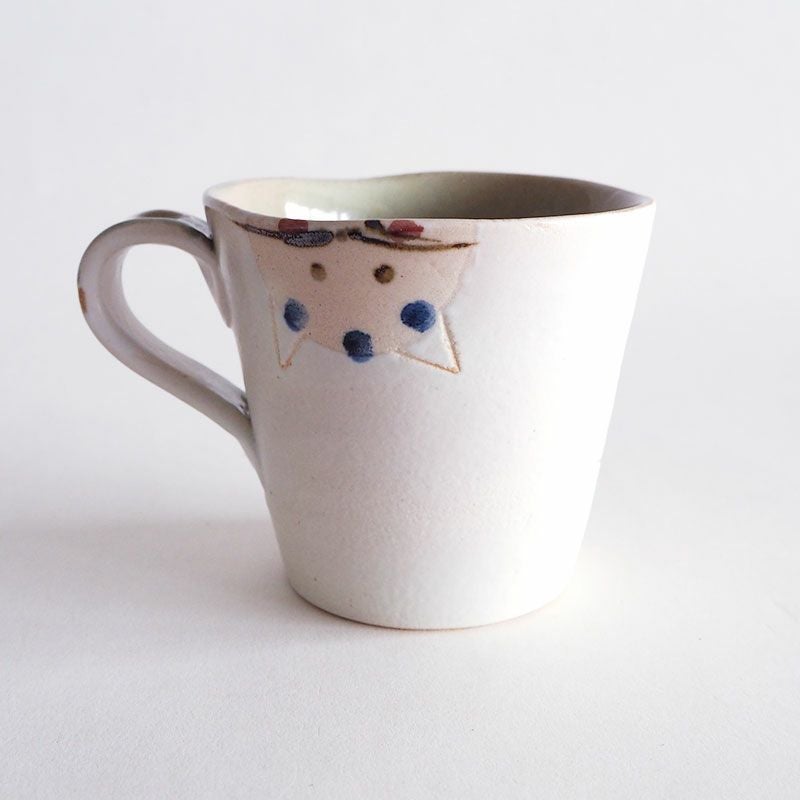 逆さまになり覗いている姿がかわいい