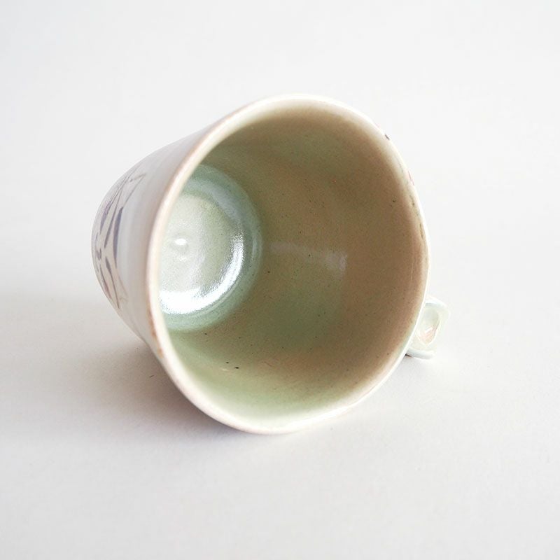 内側には淡い色合いの釉薬が掛けられています