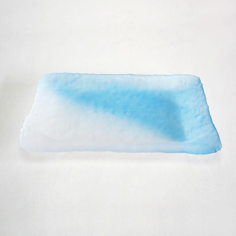 涼し気な表情の角プレートです