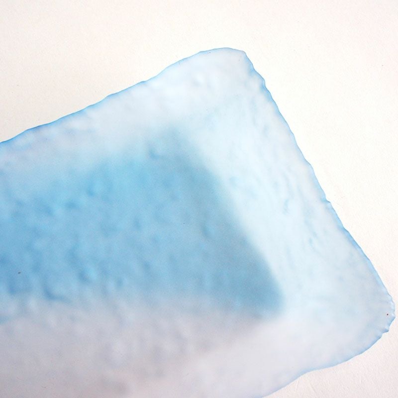 氷を削り出したような表面