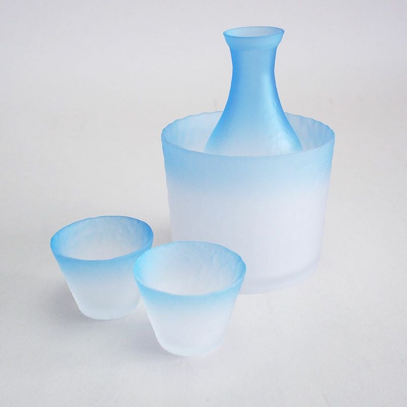 涼し気なガラス製の酒器セットです