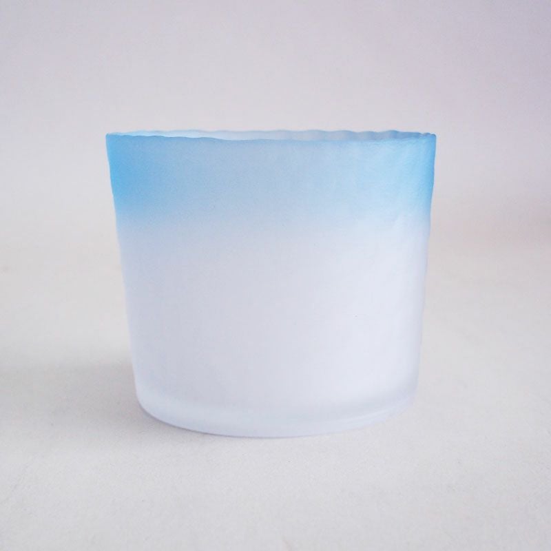 氷を削ったような表面が涼し気なボウルです