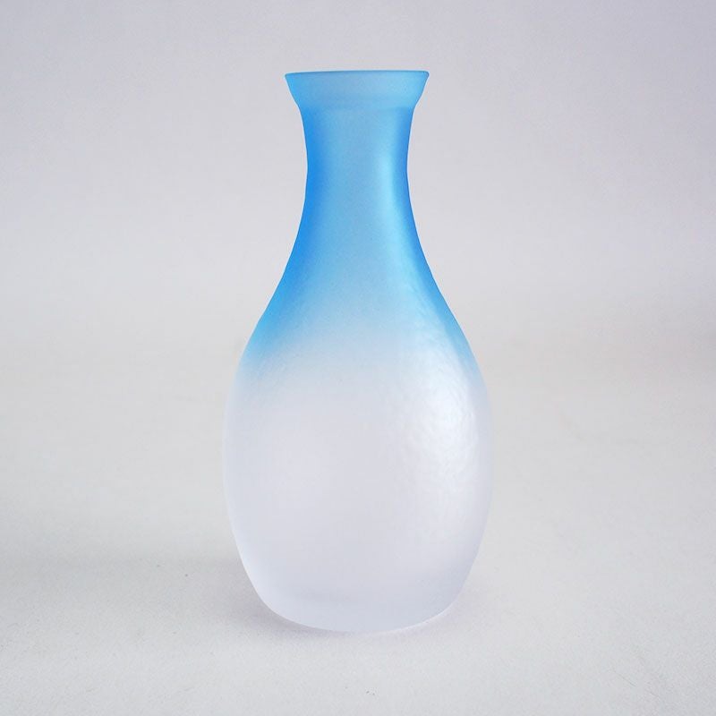 霧がかったような青のグラデーションが美しい