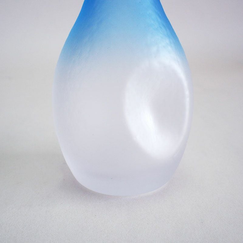 持ちやすい窪みのある形状