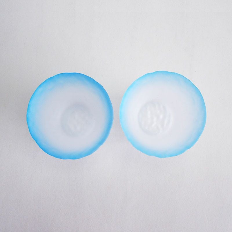 青いグラデーションの飲み口が美しい