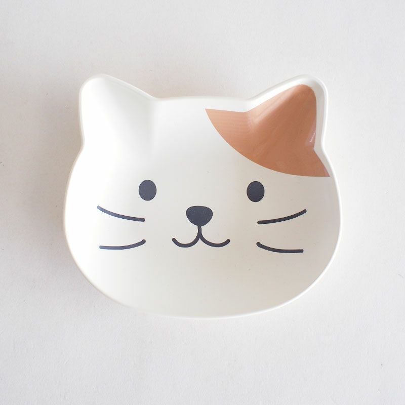 猫の顔や形をモチーフにした可愛い食器です