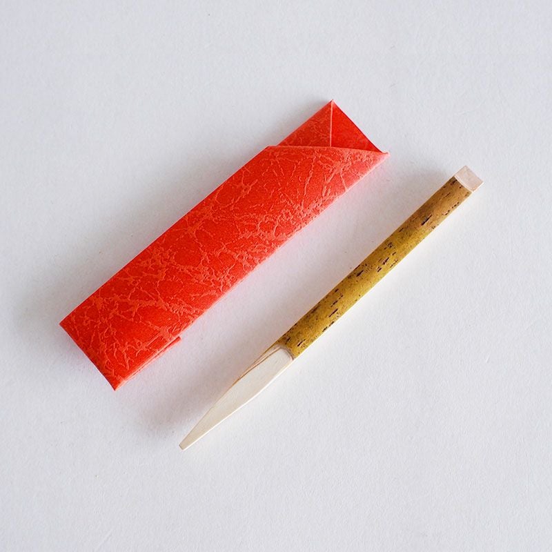 朱色の袋に収められています