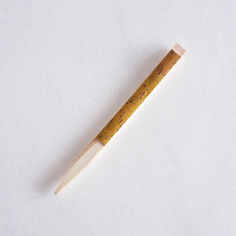 クロモジという木の枝を切り出した楊枝です