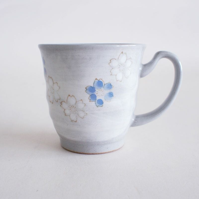 グレー地に描かれた淡い花が印象的です