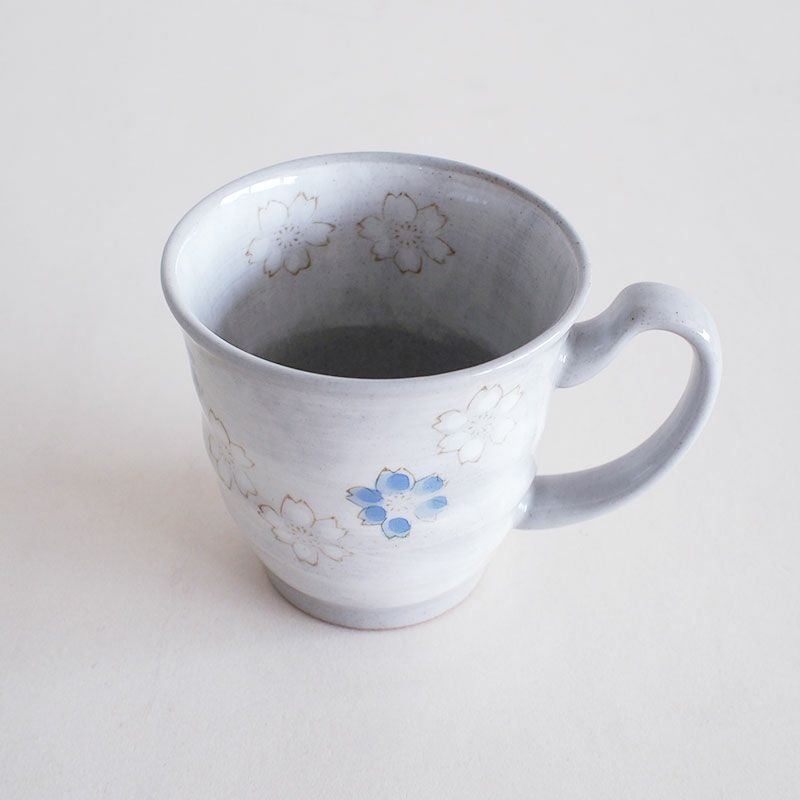 淡い色合いがやさしいマグカップです