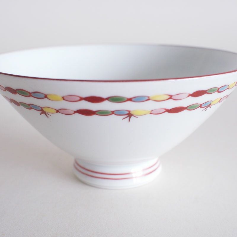 花に見立てた絵柄が繋がり上品な印象です