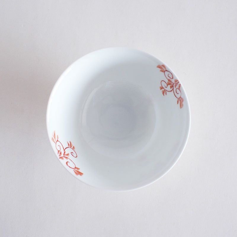 内側の唐草模様がアクセントになっています