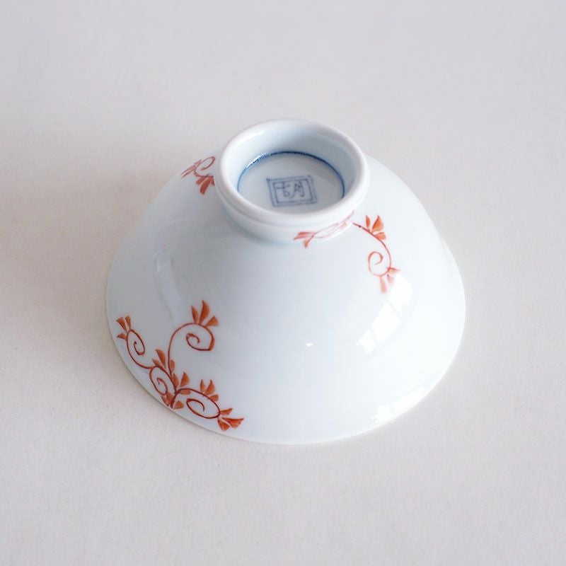 小ぶりで手に収まる上品な飯碗です