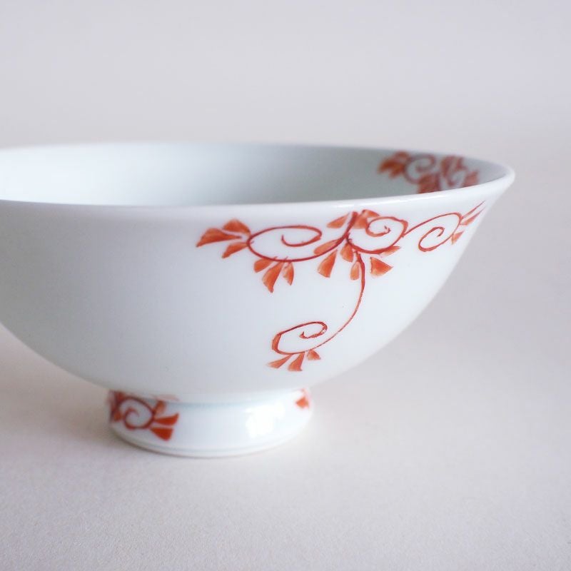 白磁に映える赤絵の唐草模様
