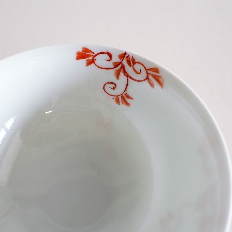 内側の唐草模様がアクセントになっています