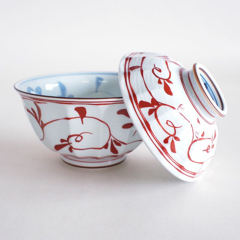 手描きの唐草模様と内側に山水が描かれた器です