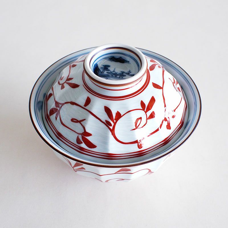 白磁に映える赤絵の唐草です