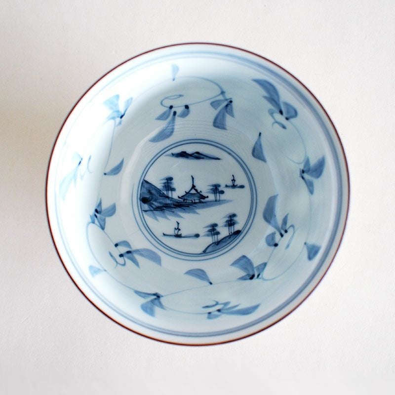 内側に描かれた山水の絵