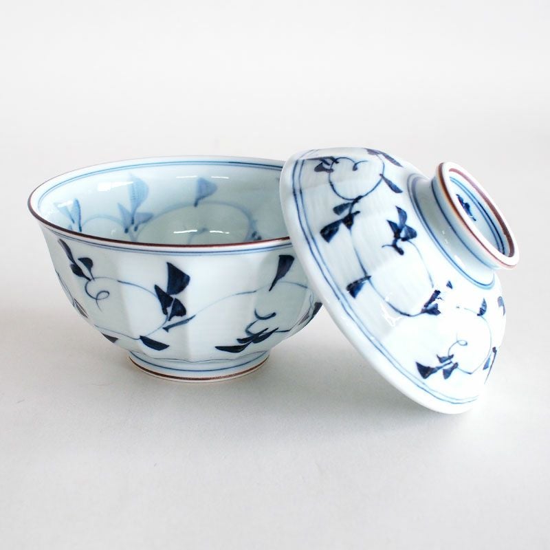 手描きの唐草模様と内側に山水が描かれた器です