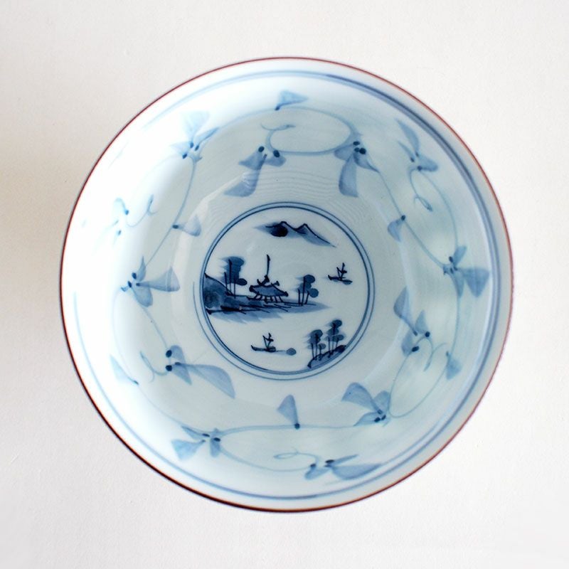 内側に描かれた山水の絵