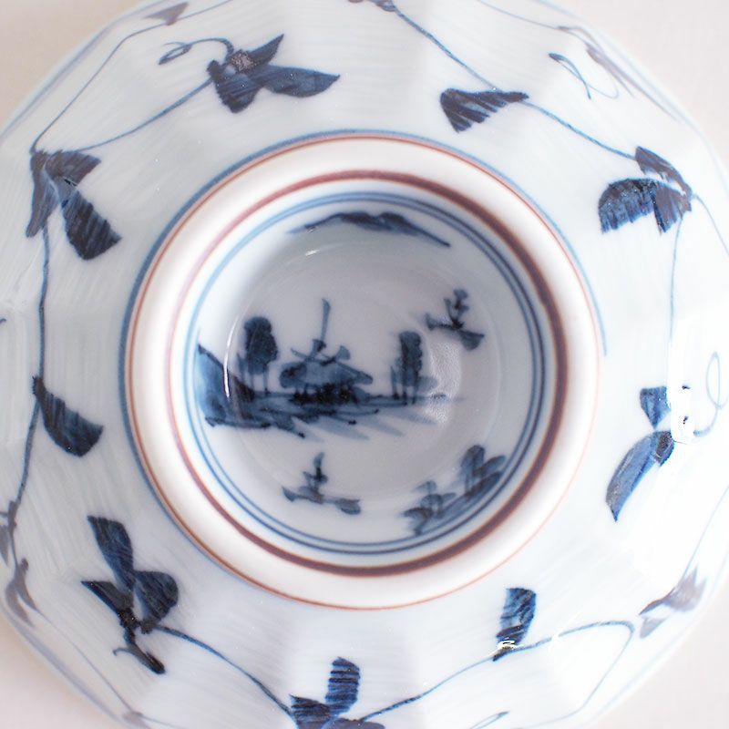 蓋の高台にも山水が描かれています