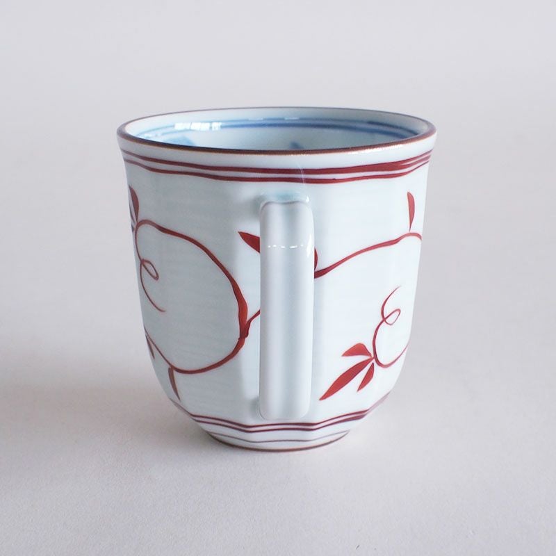 手描きによる唐草模様が白磁に映えます