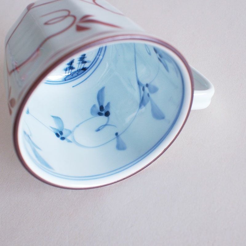 内側に描かれた淡い色調の山水画