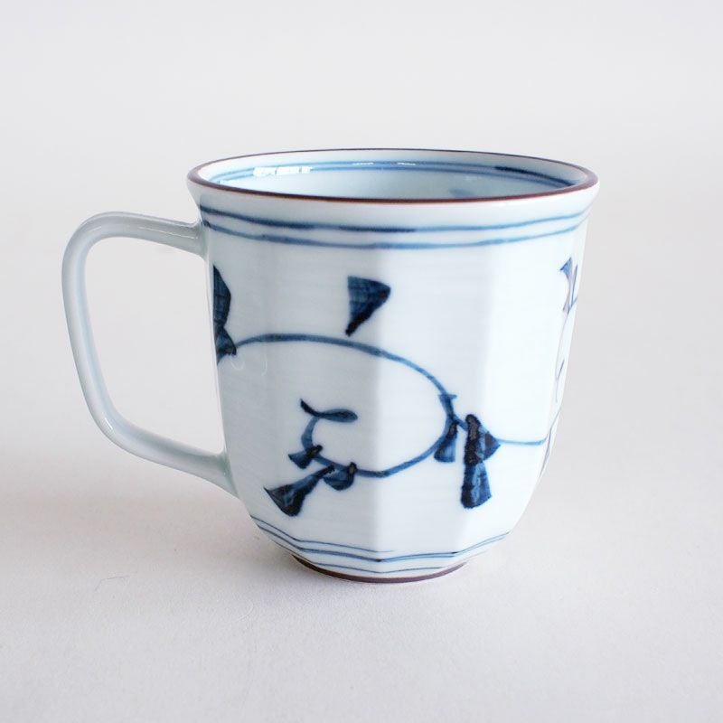 手描きの唐草模様と内側に山水が描かれたマグです