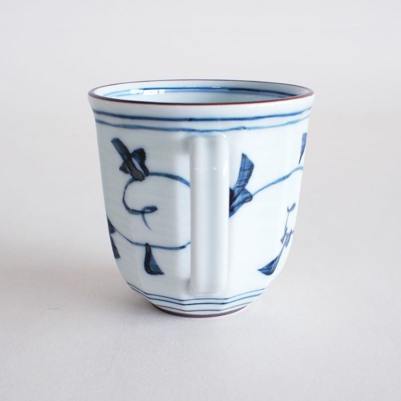 手描きによる唐草模様が白磁に映えます